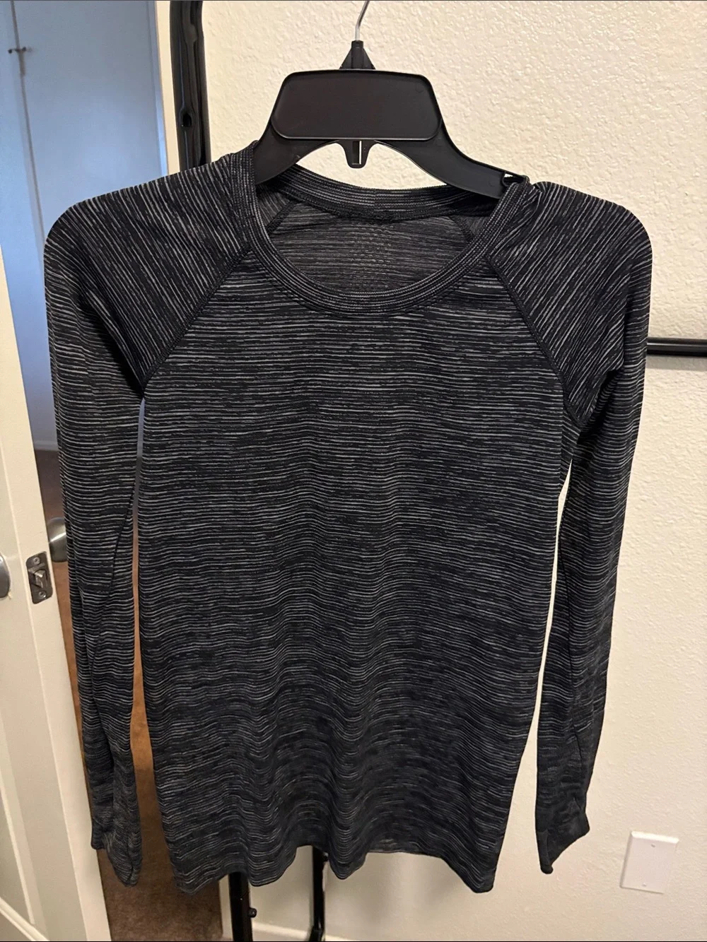 Lululemon Swiftly Tech Long Sleeve Size 6 - Picture 1 of 4